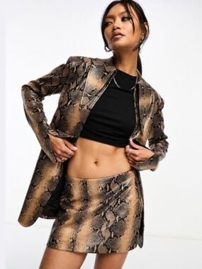 Annorlunda fitted longline blazer in shine brown snake